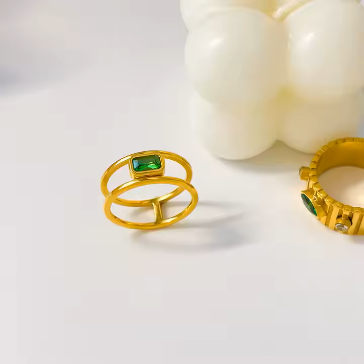 GREEN EMERALD RING
