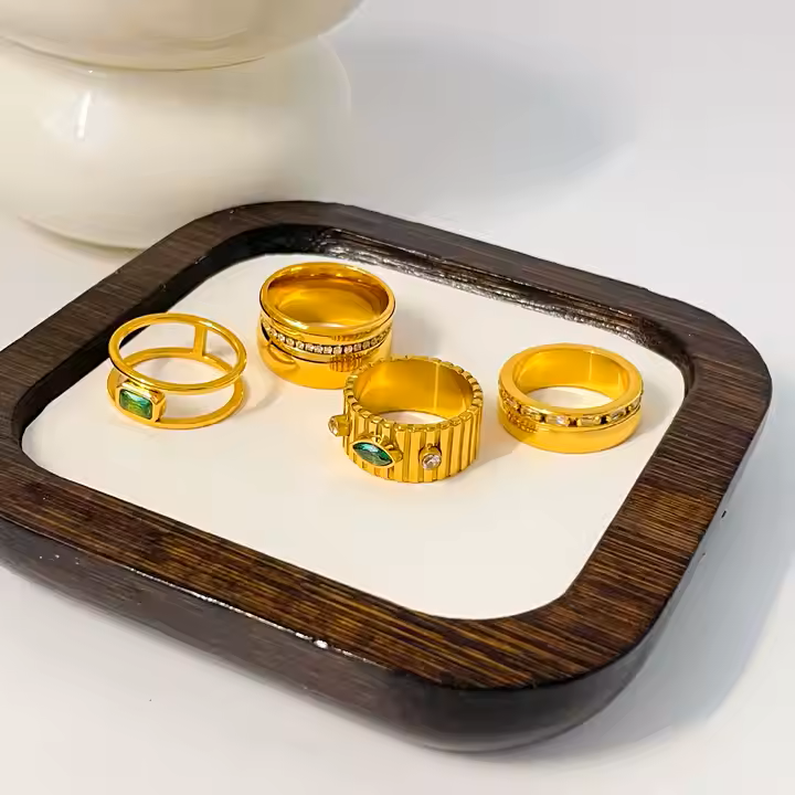 GREEN EMERALD RING