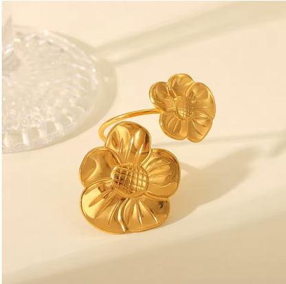 ELEGANT FLOWER RING